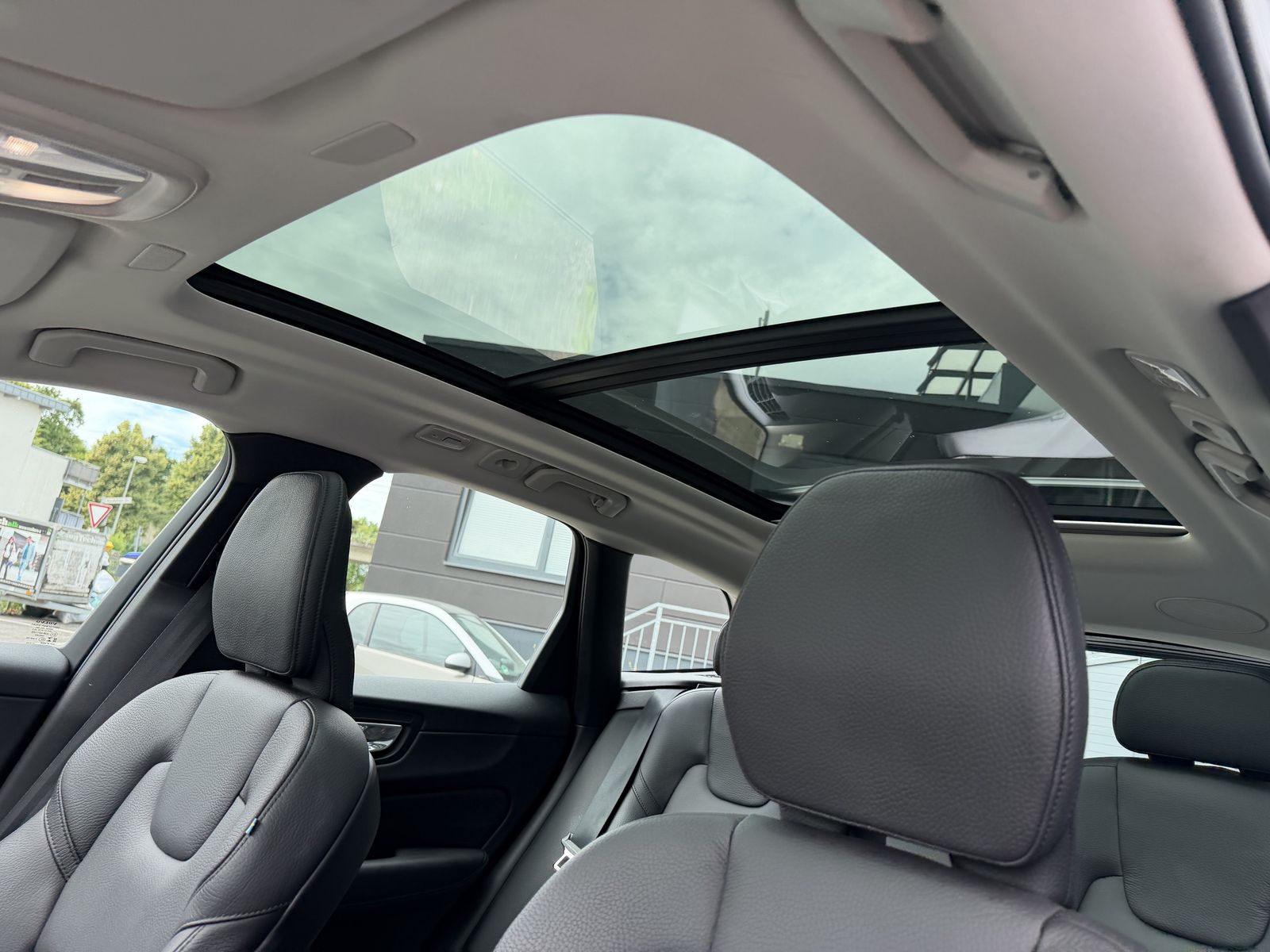 Volvo XC60 B5 D AWD Ultimate Dark ACC / PANO / RFK