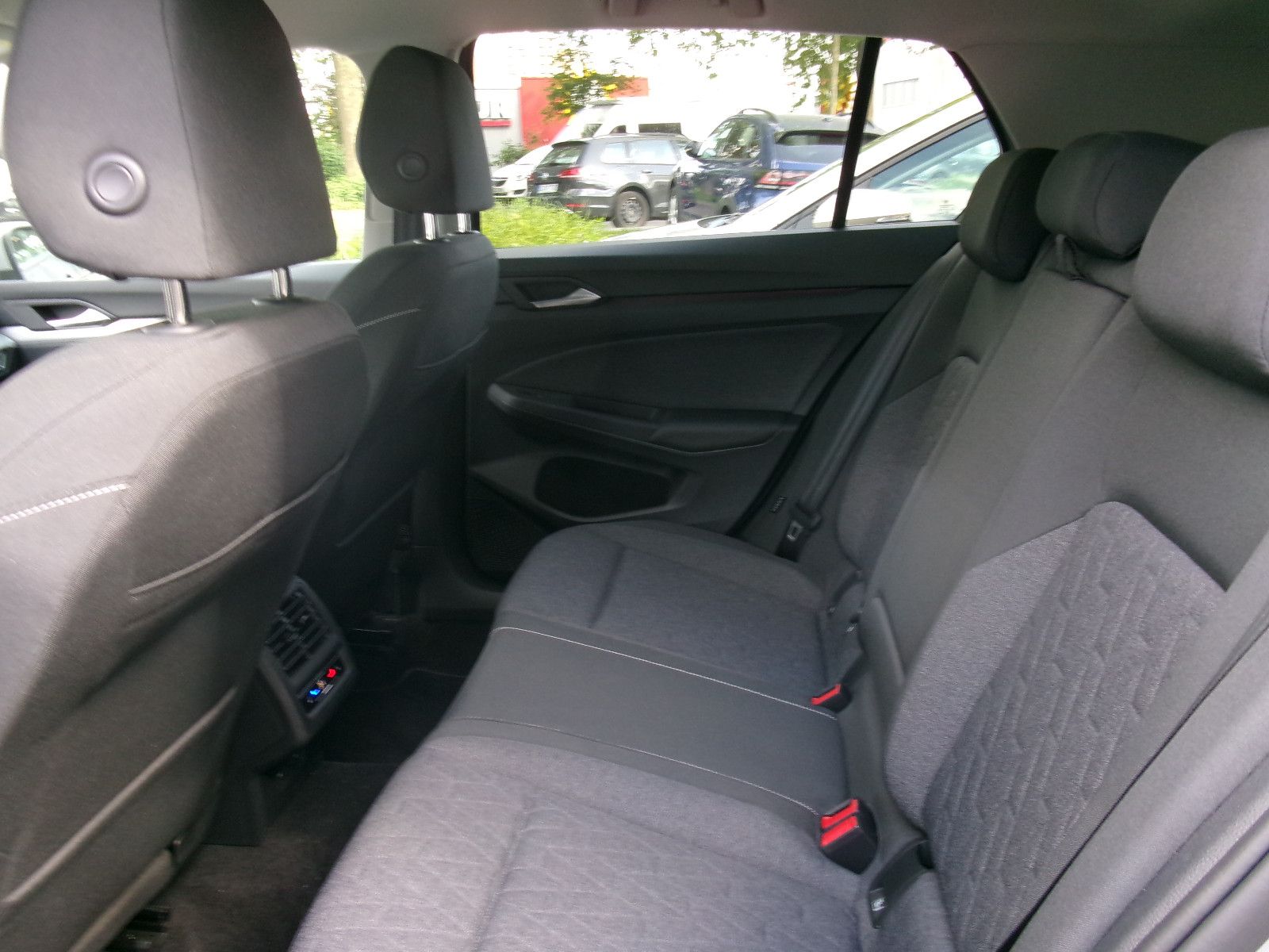 Volkswagen Golf VIII 1.0 eTSI Move - Samsaru's Car Outlet