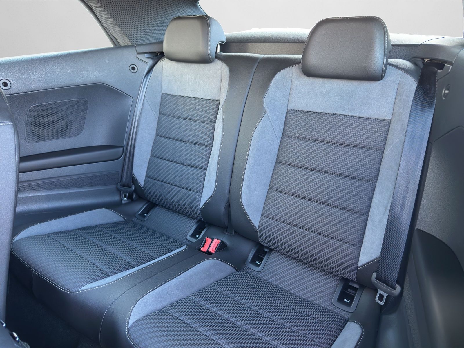 Volkswagen T-Roc R-Line 1.5 TSI PLUS - Samsaru's Car Outlet
