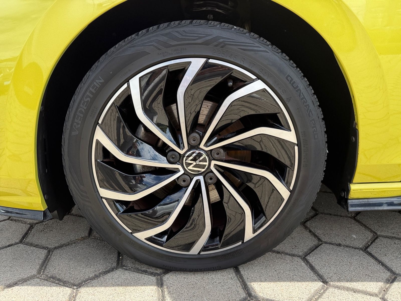 Volkswagen Golf VIII Variant 1.5 TSI R-Line - Samsaru's Car Outlet