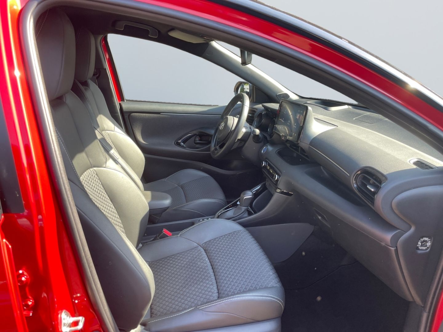 Toyota Yaris Hybrid 1.5 Style *LED*HUD*Navi*Teilleder*