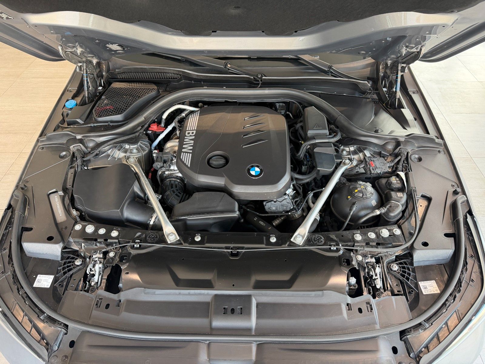 BMW 520d xDrive / AHK / 360° / Abstandtemp. / H&K