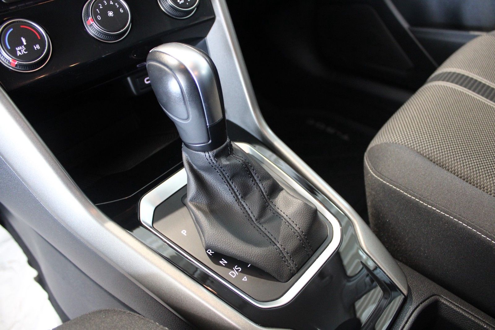 Volkswagen T-Roc 1.5 TSI DSG - Samsaru's Car Outlet