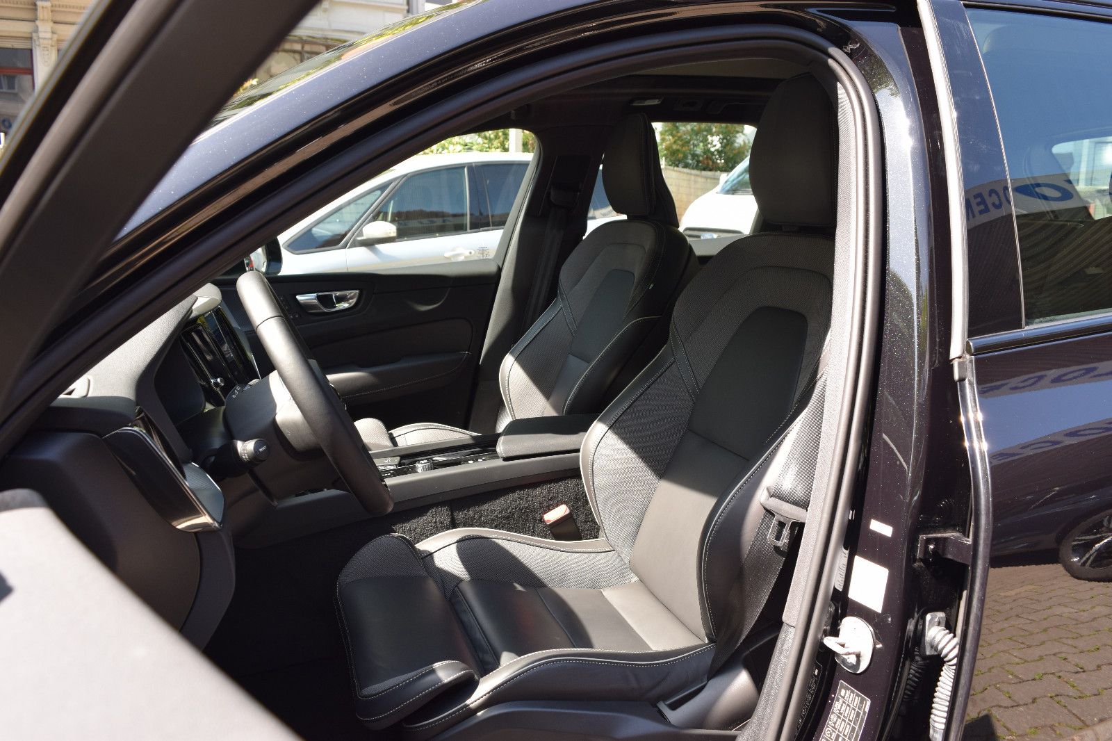 Volvo XC60 T6 Plus Black Edition - Samsaru's Car Outlet