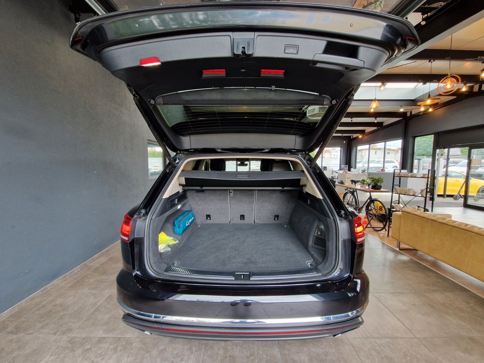 Volkswagen Touareg 3.0TDI Atmosphere 4Motion - Samsaru's Car Outlet
