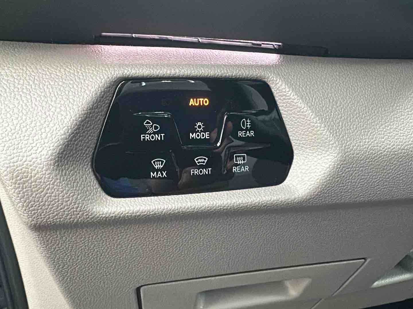 Volkswagen T7 Multivan 2.0 TDI Life - Samsaru's Car Outlet