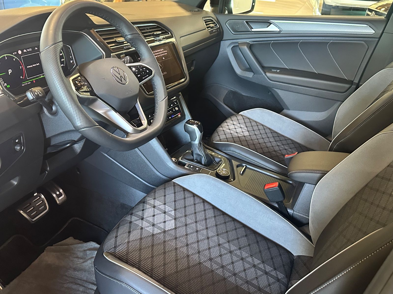 Volkswagen Tiguan R-Line 4Motion - Samsaru's Car Outlet
