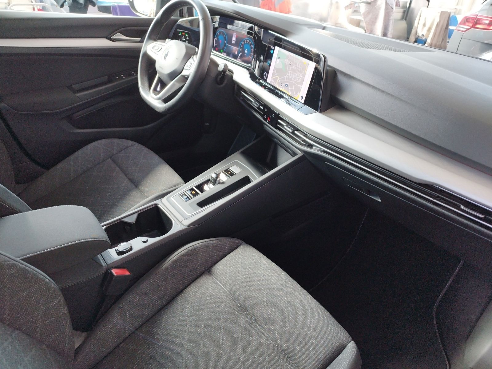 Volkswagen Golf VIII Variant Life 2.0 TDI DSG - Samsaru's Car Outlet