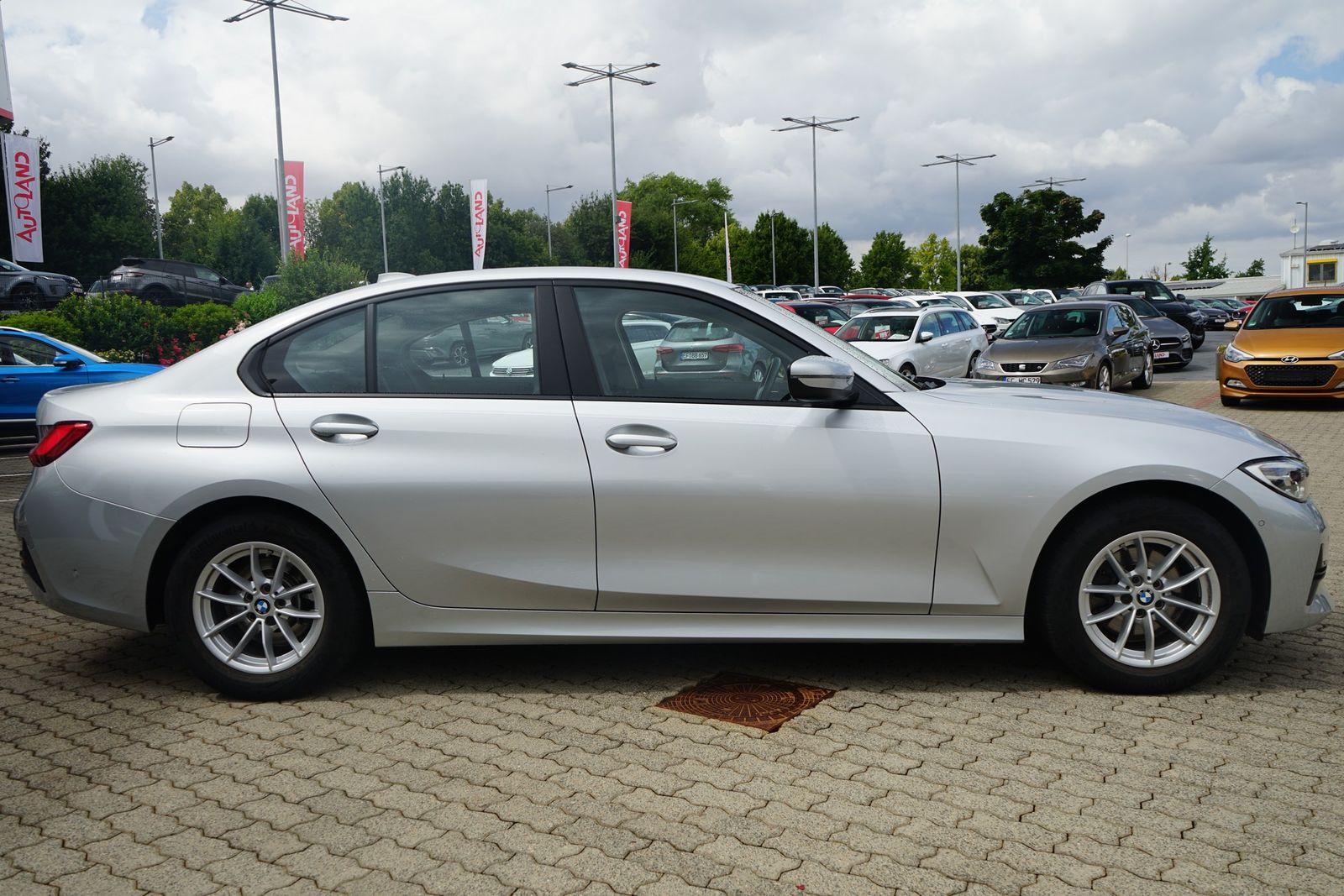 BMW 320i Advantage - Samsaru's Car Outlet