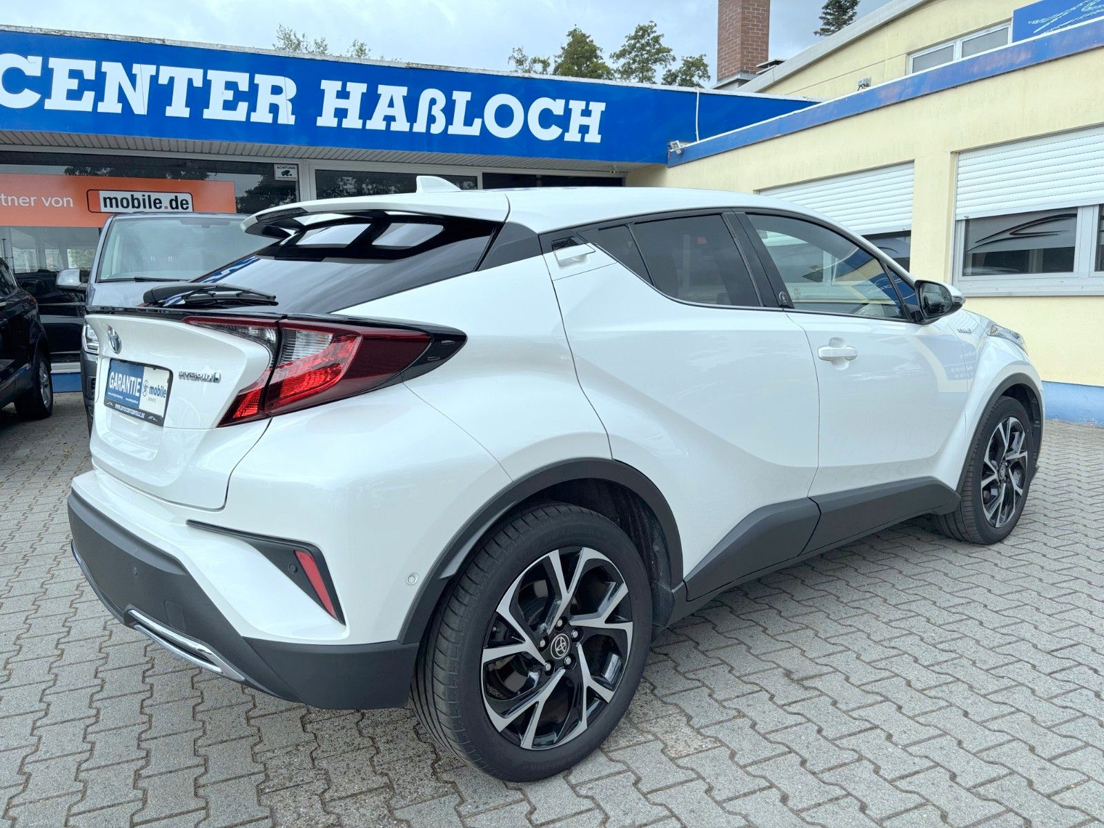 Toyota C-HR Hybrid - Samsaru's Car Outlet