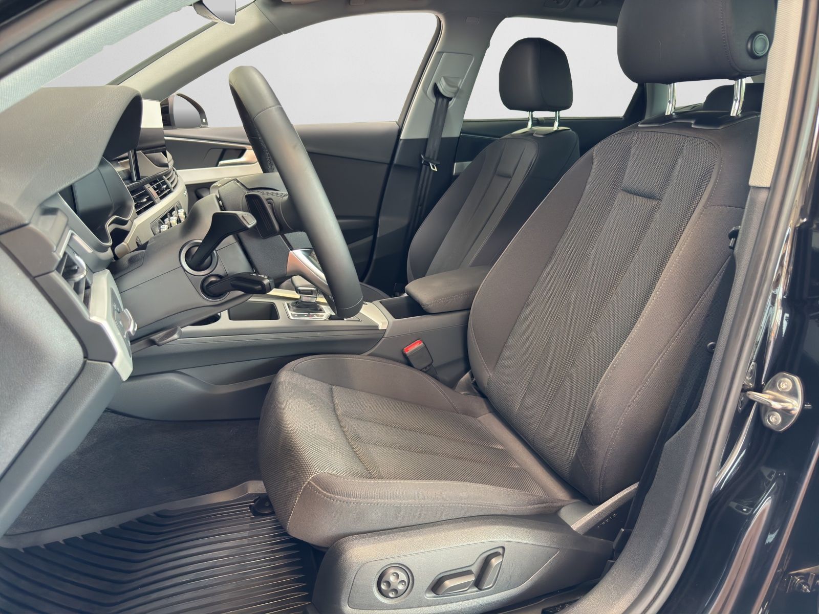 Audi A4 Avant 45 TFSI quattro S tronic - Samsaru's Car Outlet