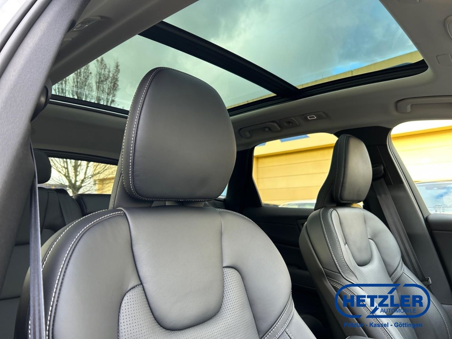 Volvo XC60 Ultra Dark Recharge Plug-In Hybrid AWD T8 T