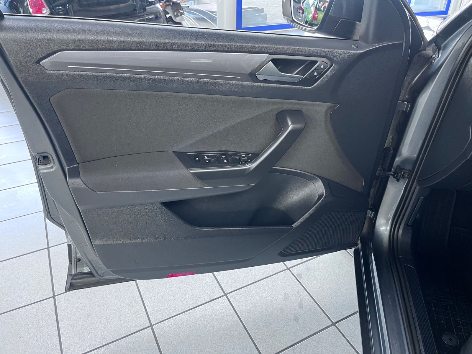 Volkswagen T-Roc Sport - Samsaru's Car Outlet