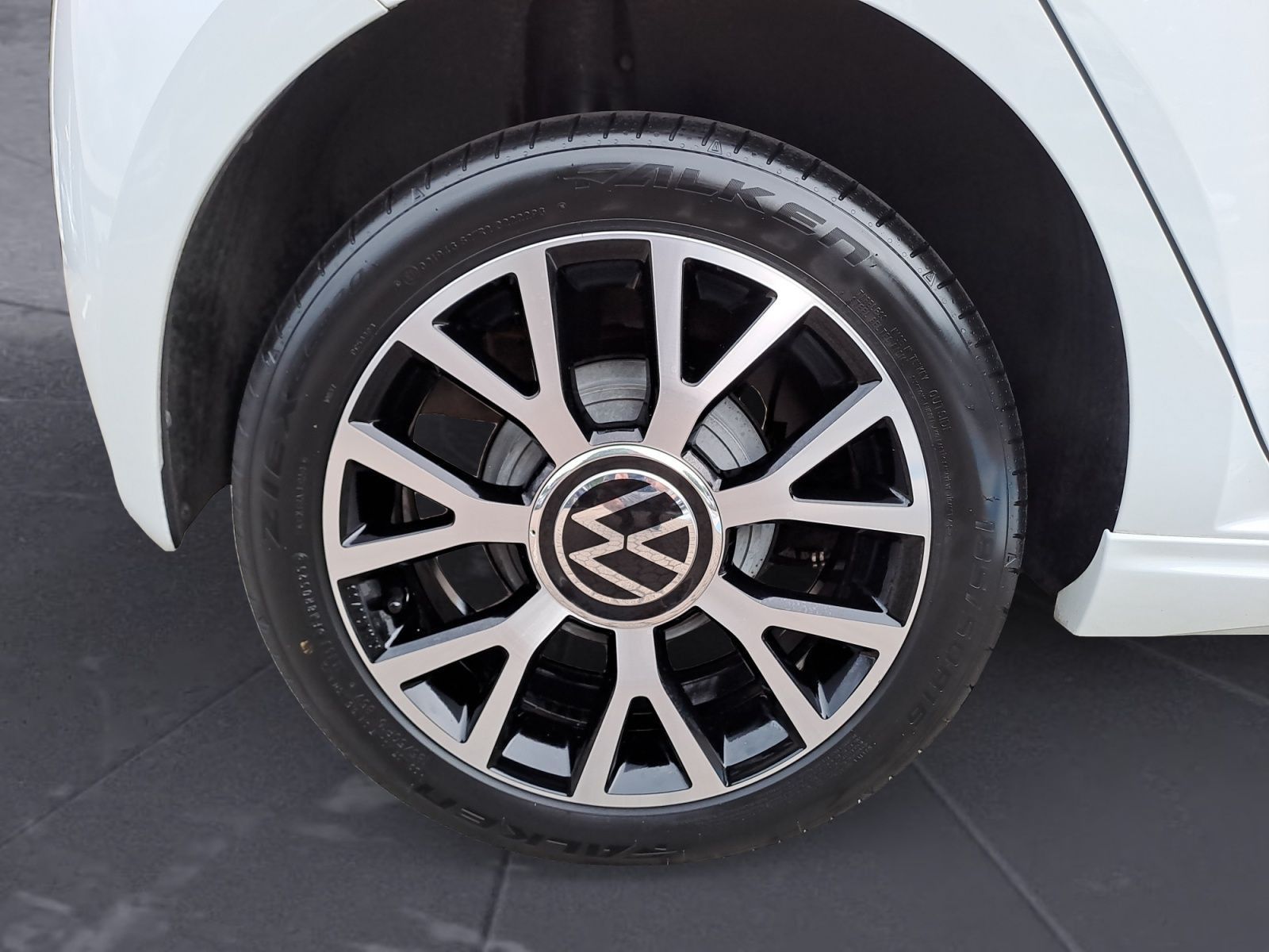 Volkswagen e-up! - Samsaru's Car Outlet