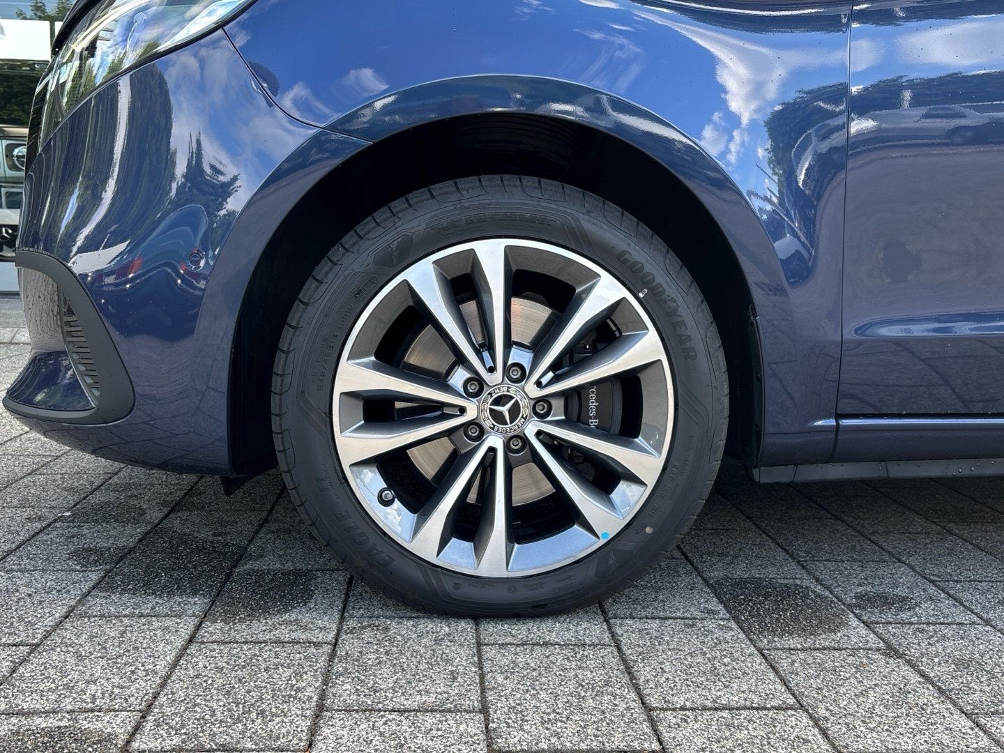 Mercedes-Benz V 300 d Style 4x4 - Samsaru's Car Outlet
