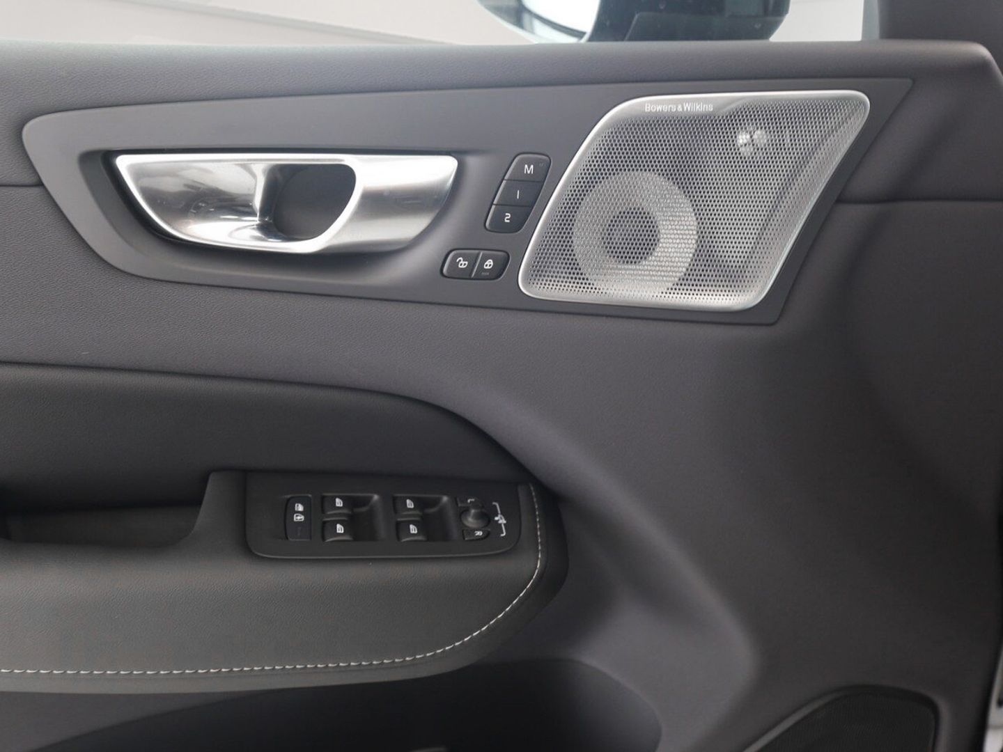 Volvo XC60 T6 Plus Black Edition Plug-In Hybrid AWD - Samsaru's Car Outlet