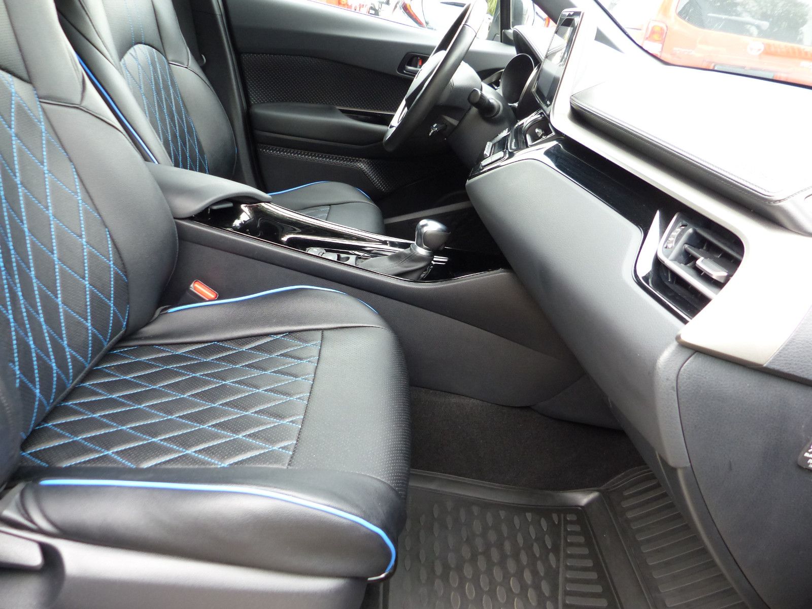 Toyota C-HR 1.8 VVT-i Hybrid Club - Samsaru's Car Outlet