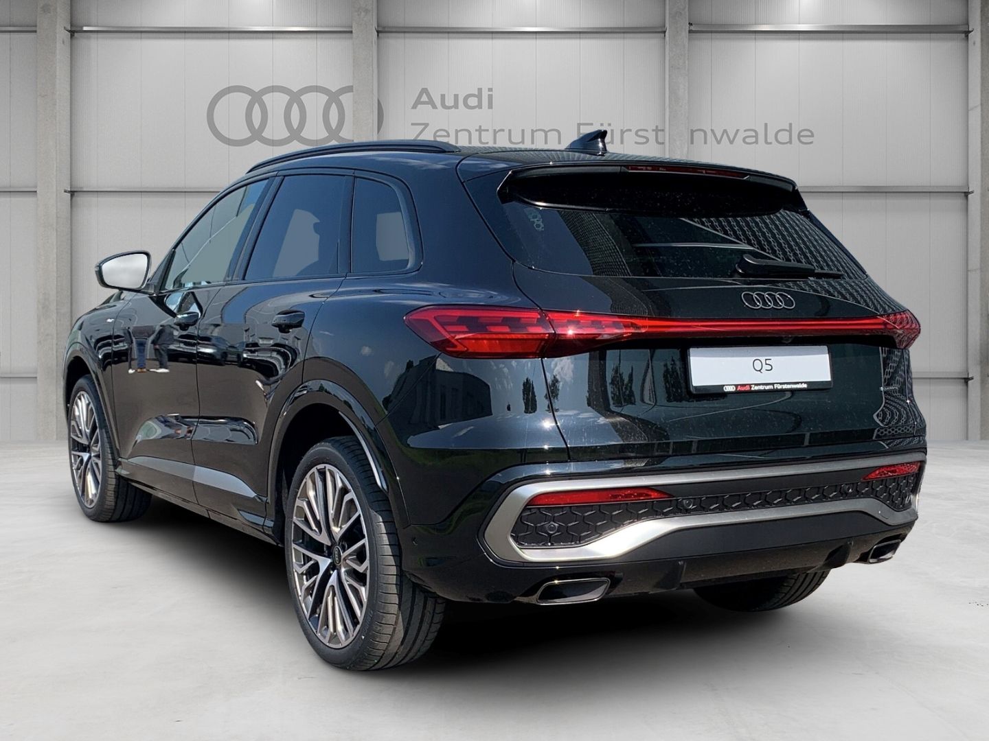 Audi Q5 TFSI quattro Stronic+edition one - Samsaru's Car Outlet