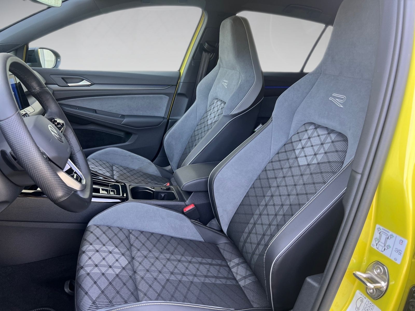 Volkswagen Golf VIII 1.5 eTSI R-Line - Samsaru's Car Outlet