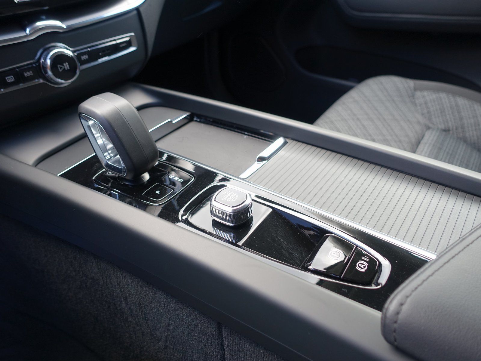 Volvo XC60 Core B4 Mild-Hybrid - Samsaru's Car Outlet