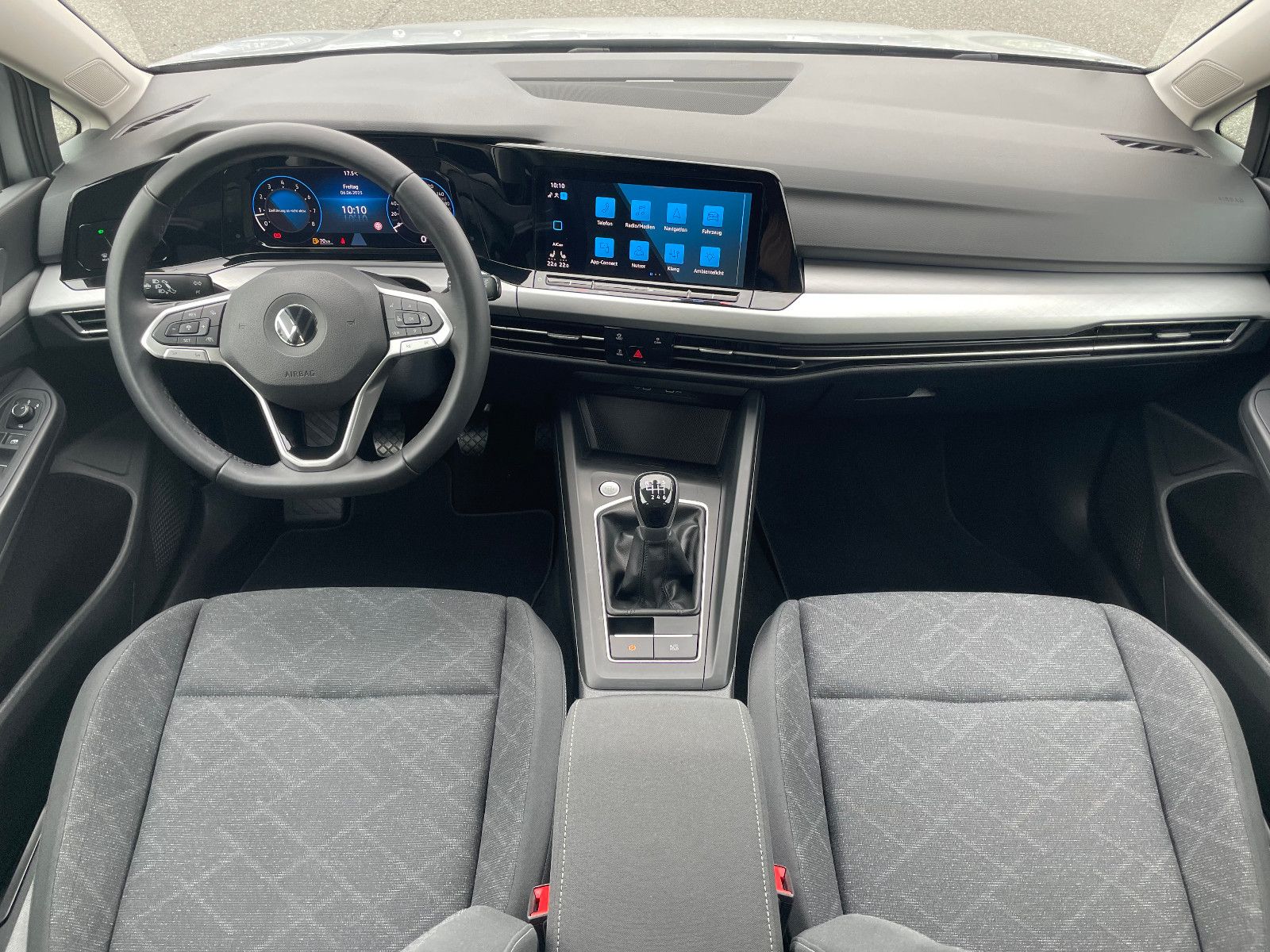 Volkswagen Golf VIII 1.5 TSI Lim. Life - Samsaru's Car Outlet