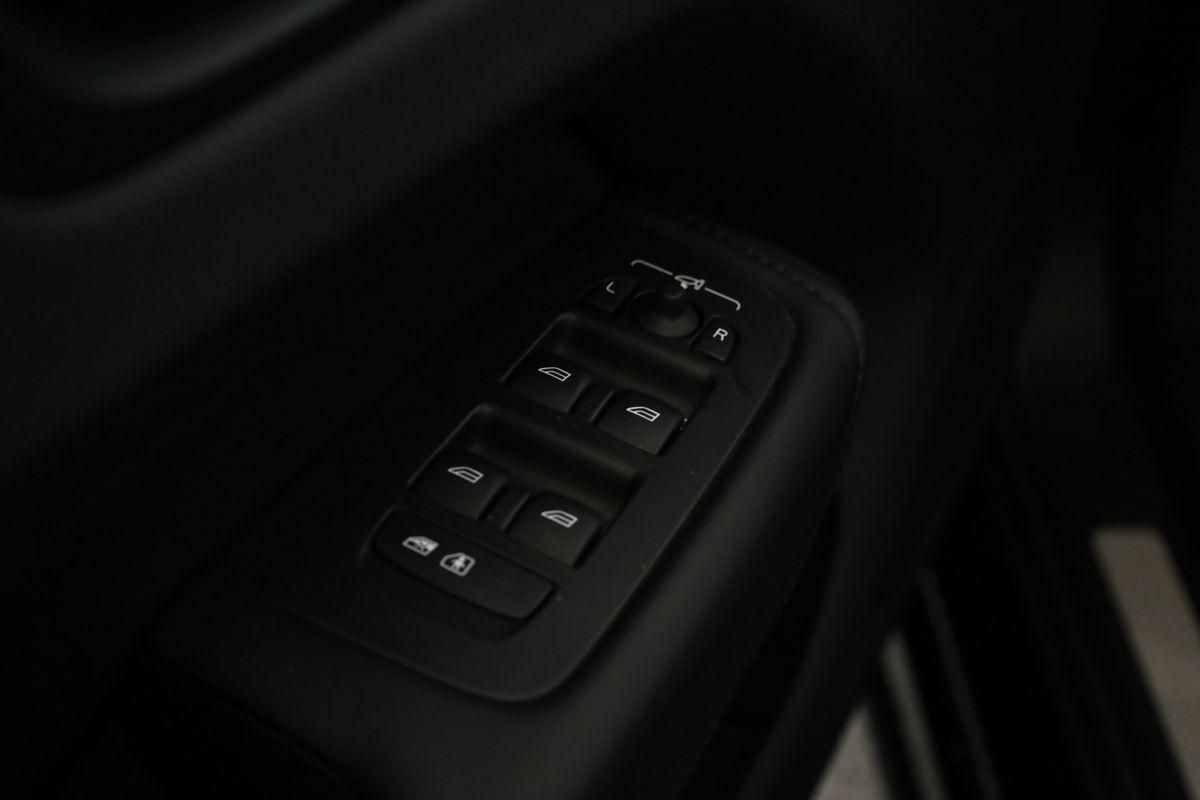 Volvo XC60 B4 AWD Plus Dark LED Pano ACC Kam 21" AHK