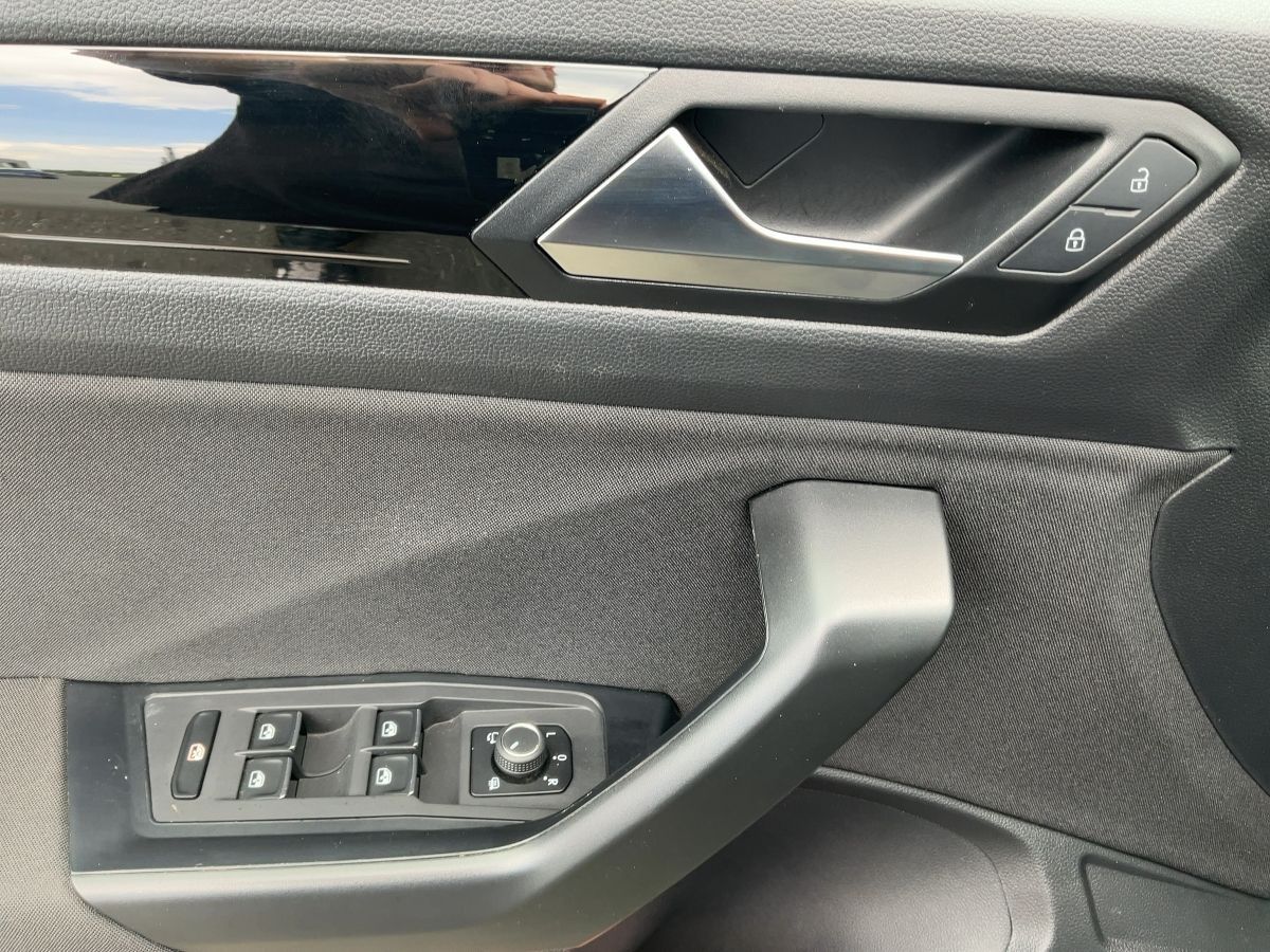 Volkswagen T-Roc 1.5 TSI SPORT - Samsaru's Car Outlet