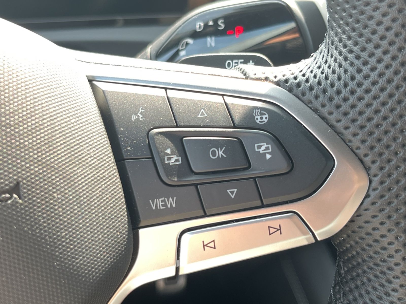 Volkswagen Tiguan TDI R-Line 4M DSG MATRIX AHK PANO 20" NAV