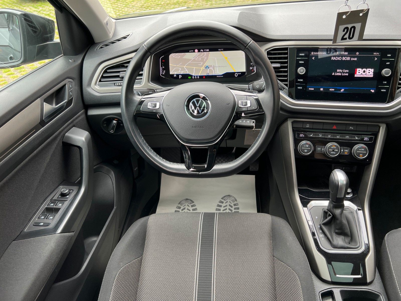 Volkswagen T-Roc Style 1.5TSi DSG R-Line - Samsaru's Car Outlet