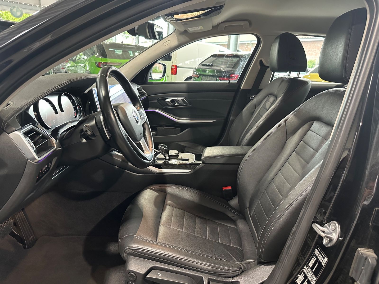 BMW 320 i Lim. Luxury Line - Samsaru's Car Outlet