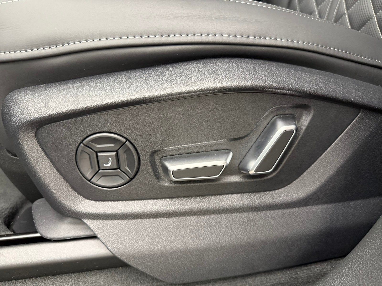 Audi Q8 TDI Quattro Tiptr S Line SportExtBlackPano23