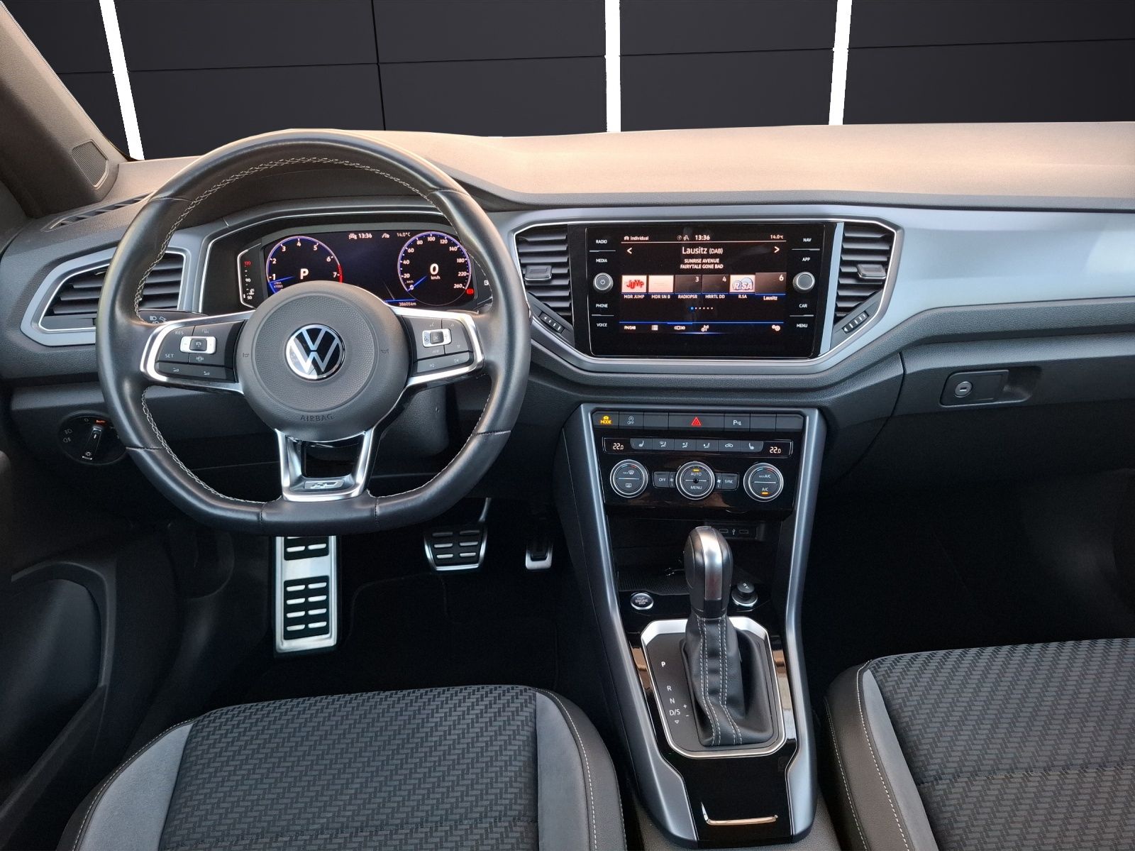 Volkswagen T-Roc TSI R-line DSG - Samsaru's Car Outlet
