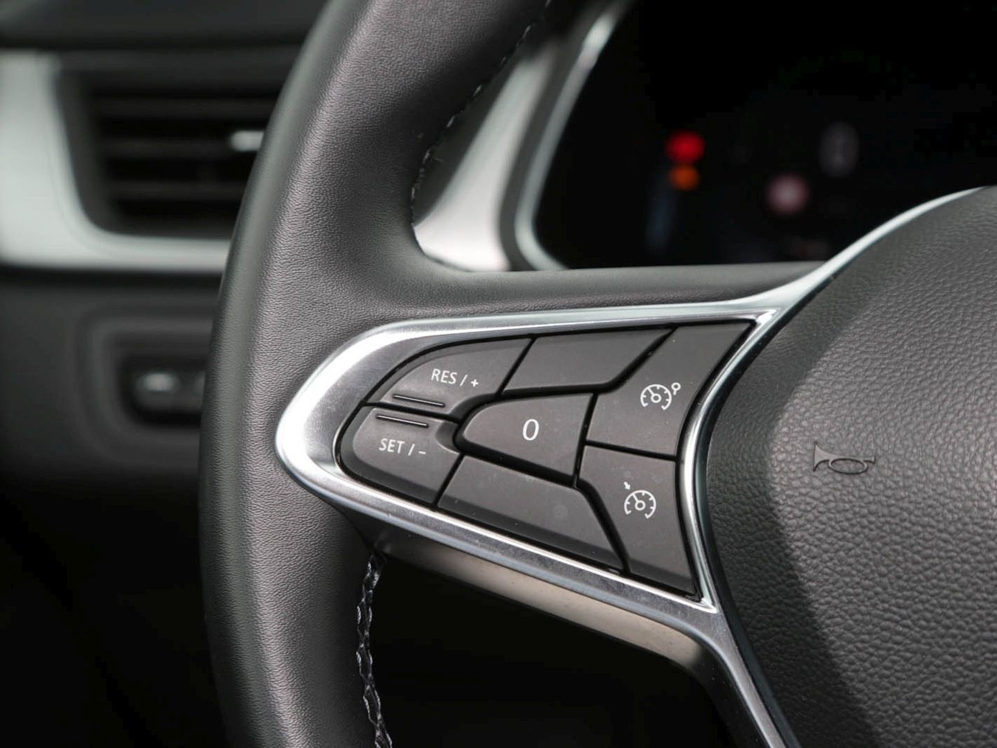 Renault Captur Intens Plug-in Hybrid - Samsaru's Car Outlet
