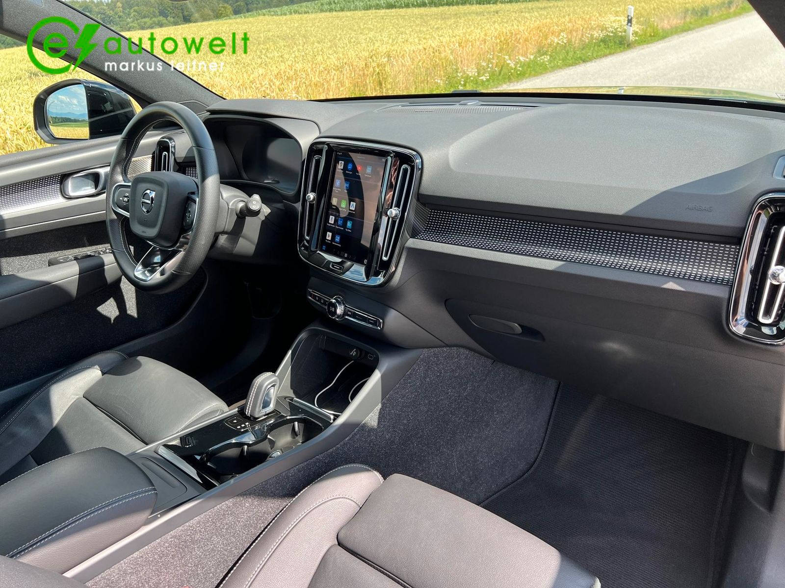 Volvo XC40 Recharge P8 AWD R-Design - Samsaru's Car Outlet