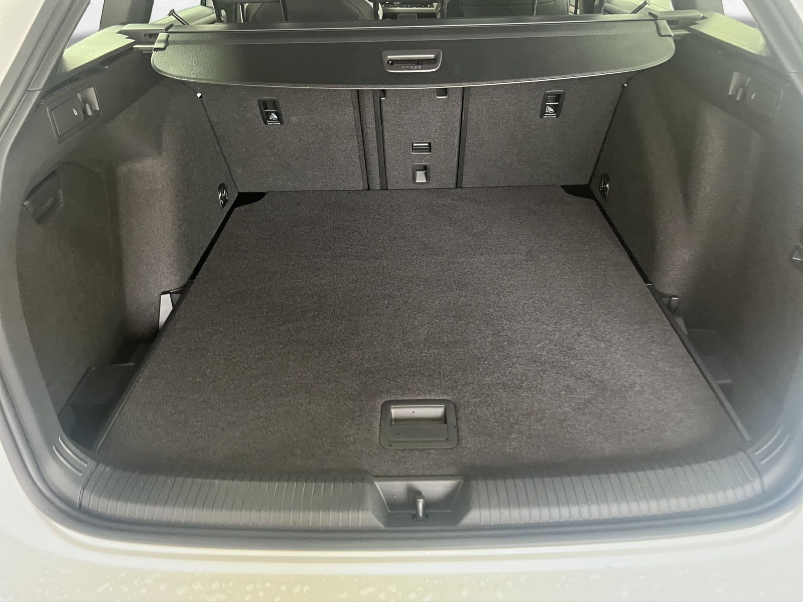 Volkswagen Golf VIII Variant 2.0 TSI 4M R-Line AHK Pano LM