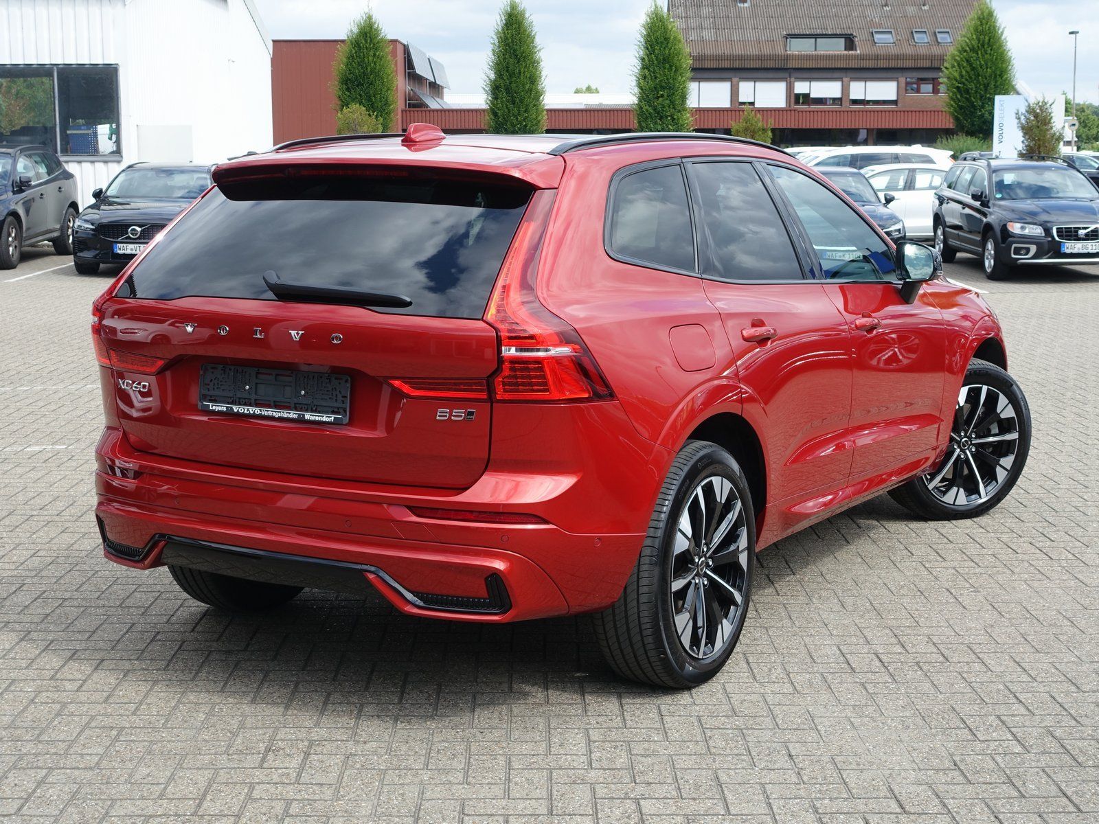 Volvo XC60 B5 Ultimate Dark AWD - Samsaru's Car Outlet