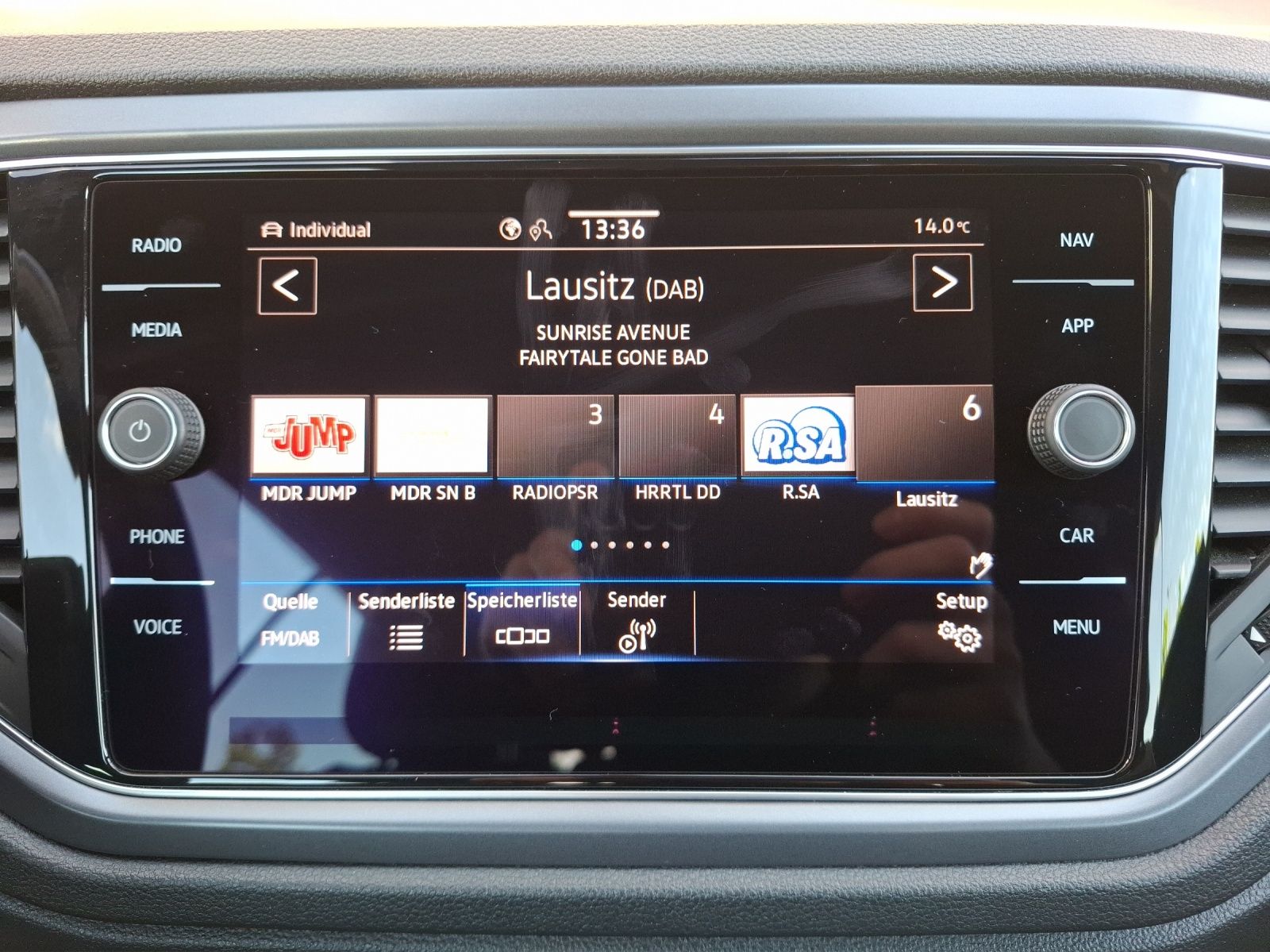 Volkswagen T-Roc TSI R-line DSG - Samsaru's Car Outlet