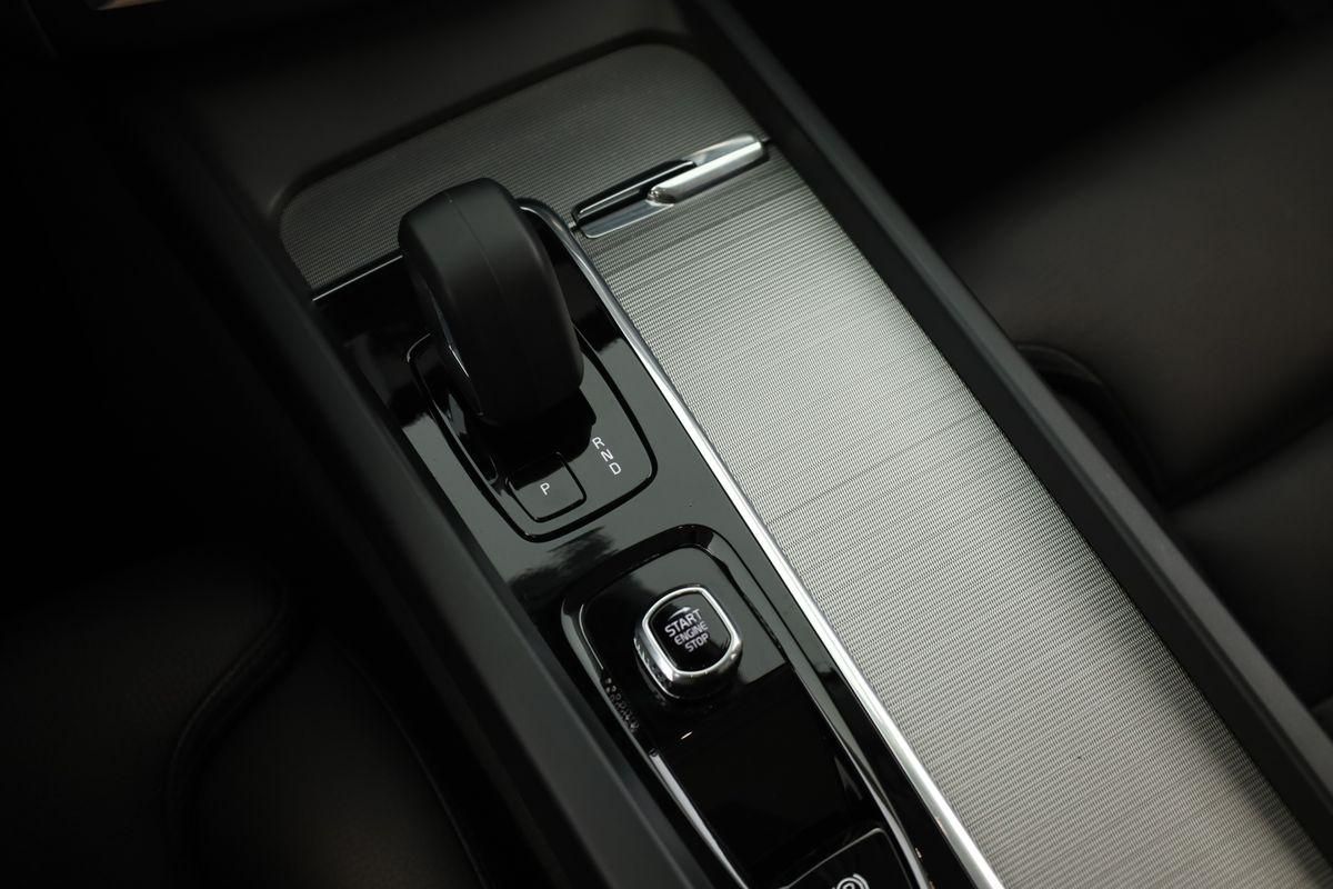 Volvo XC60 B4 AWD Plus Dark LED Pano ACC Kam 21" AHK