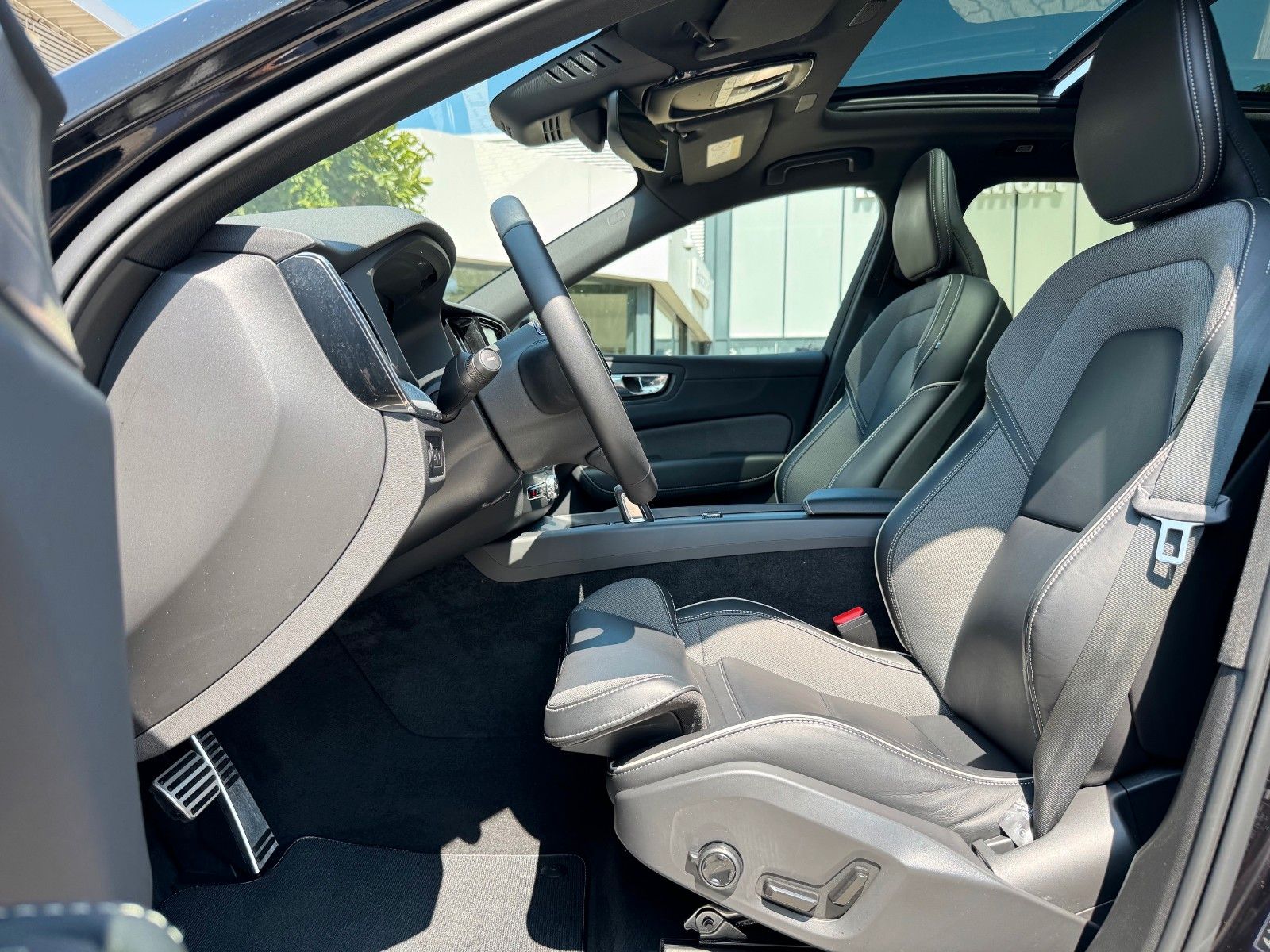 Volvo XC60 T6 Recharge AWD R-DESIGN - Samsaru's Car Outlet
