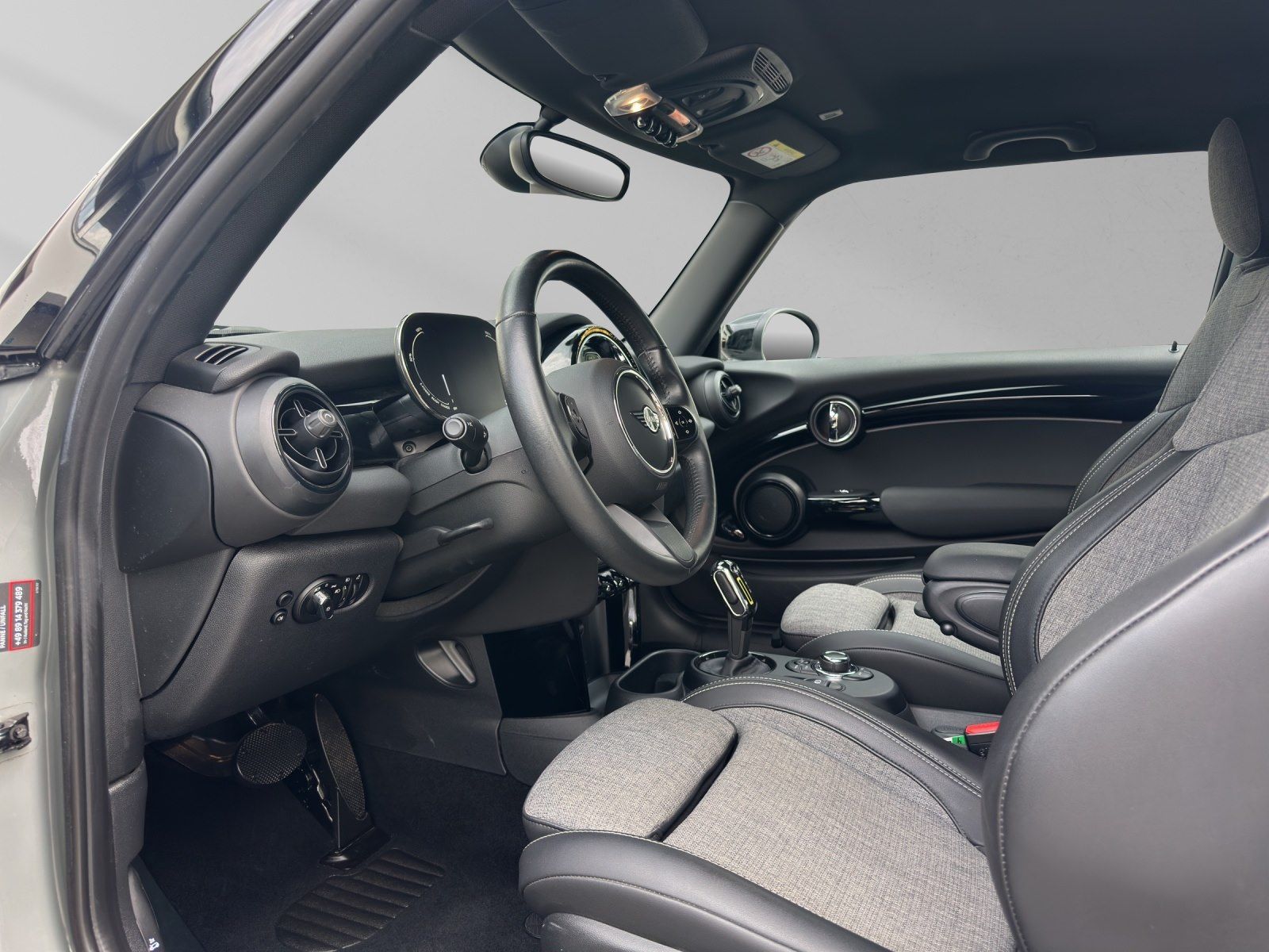 MINI Cooper SE Classic Piano Black - Samsaru's Car Outlet