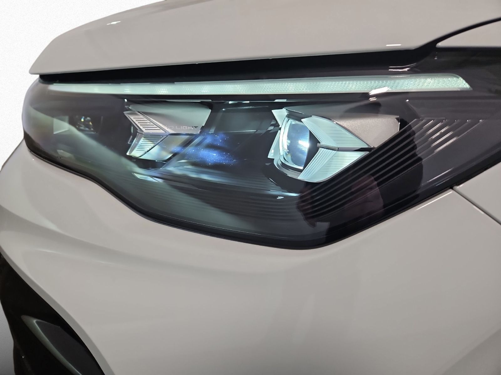 Volkswagen Tiguan R-Line 1.5 eHybrid DSG LEDER+AHK+PANO+NAV