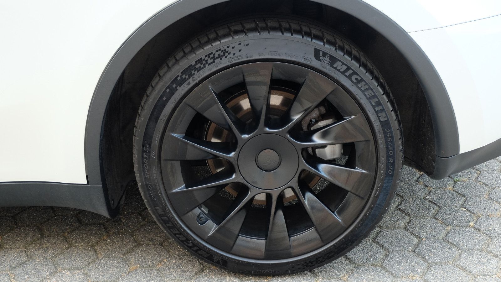 Tesla Model Y Long Range Dual AWD