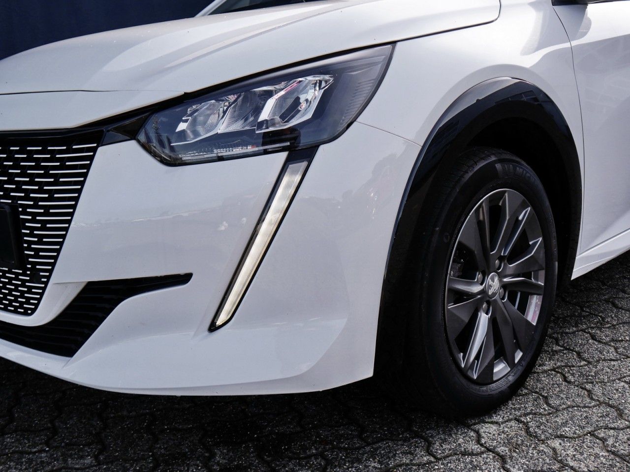 Peugeot 208-e Active Pack 136 - Samsaru's Car Outlet