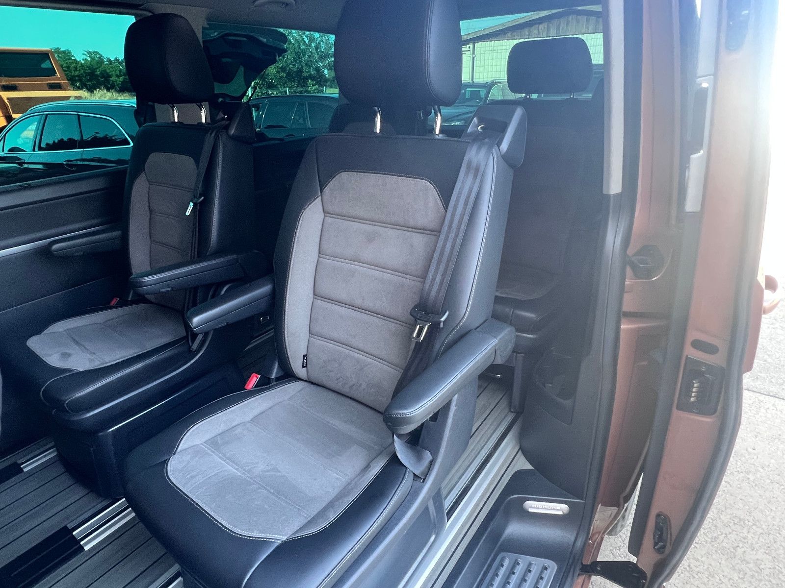Volkswagen T6.1 Multivan Highline 4Motion - Samsaru's Car Outlet