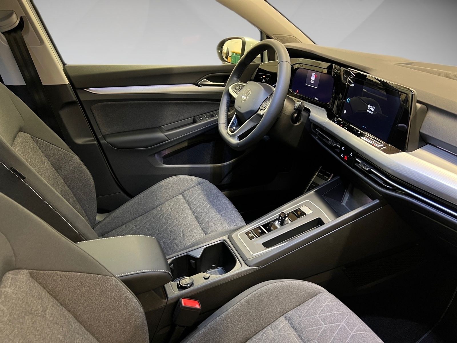 Volkswagen Golf VIII 1.0 eTSI - Samsaru's Car Outlet