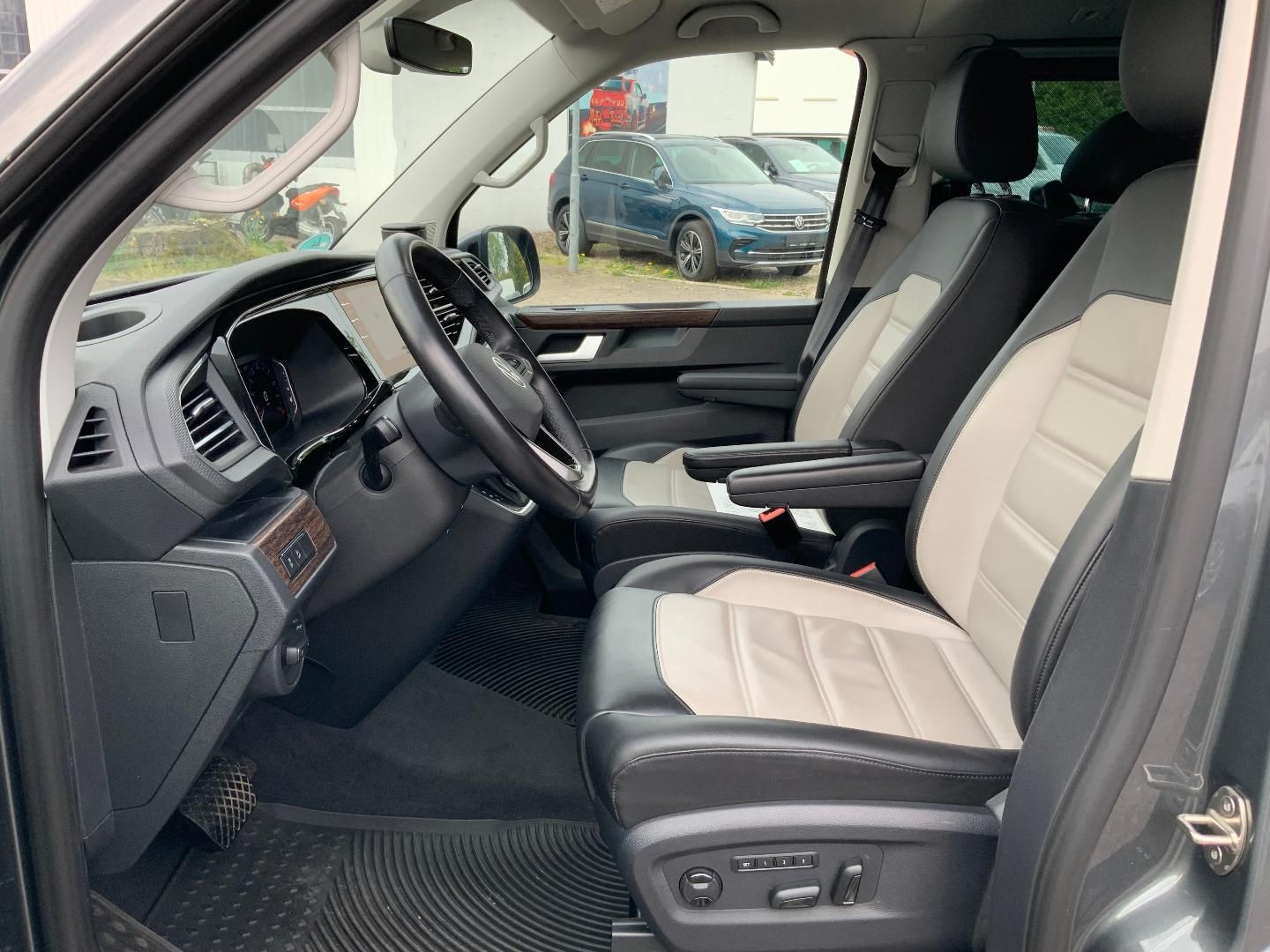 Volkswagen T6.1 Multivan Highline 2.0 TDI DSG 4Motion - Samsaru's Car Outlet