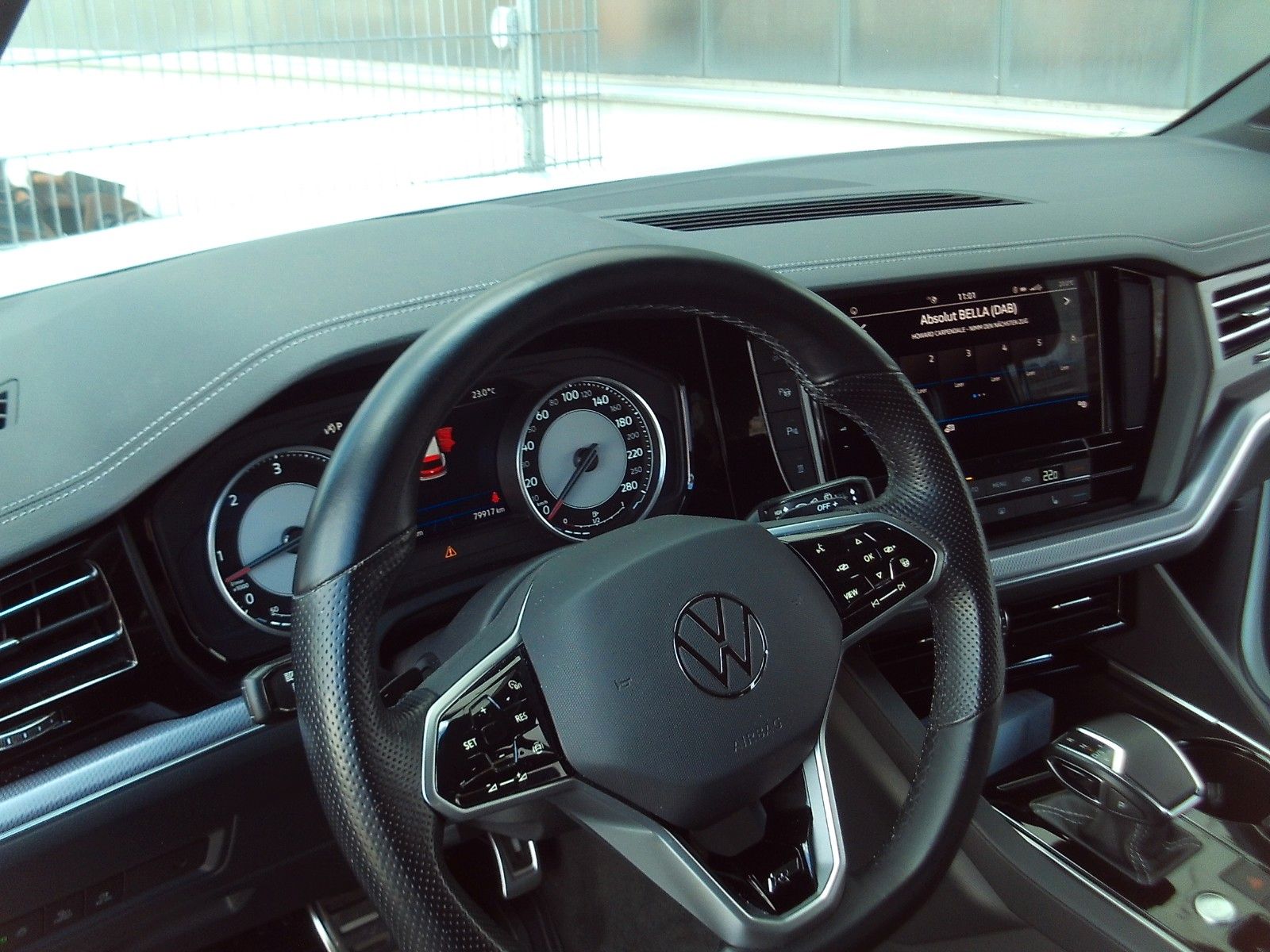 Volkswagen Touareg R-Line 4M - Samsaru's Car Outlet