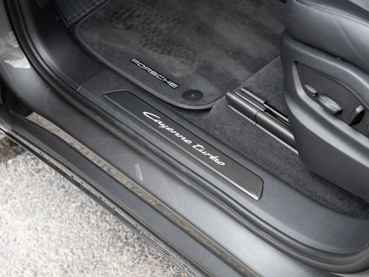 Porsche Cayenne Turbo E-Hybrid PDCC Carbon Design Paket