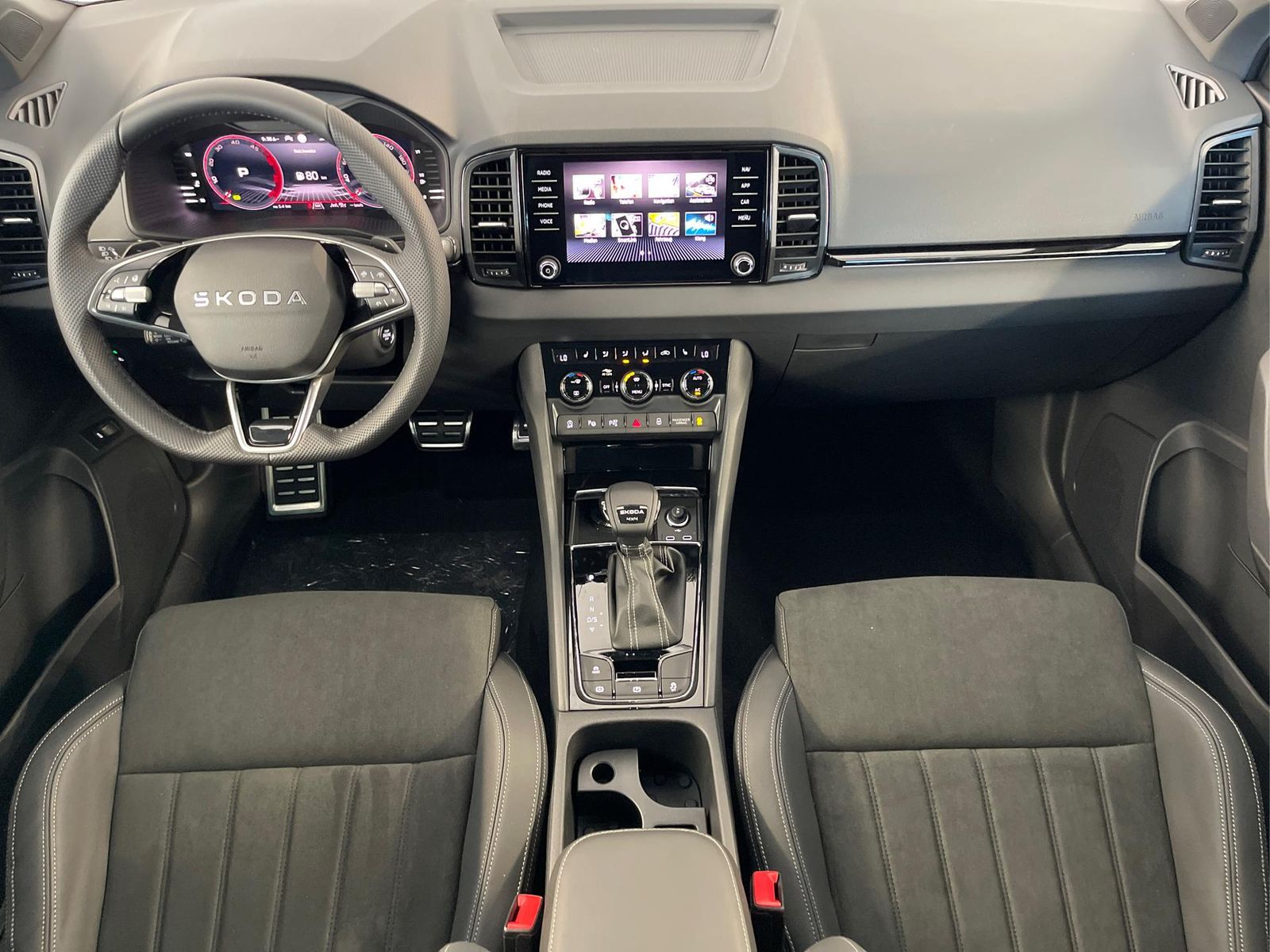 Skoda Karoq Sportline TSI 4x4 360°+19 Zoll+Navi+AHK...