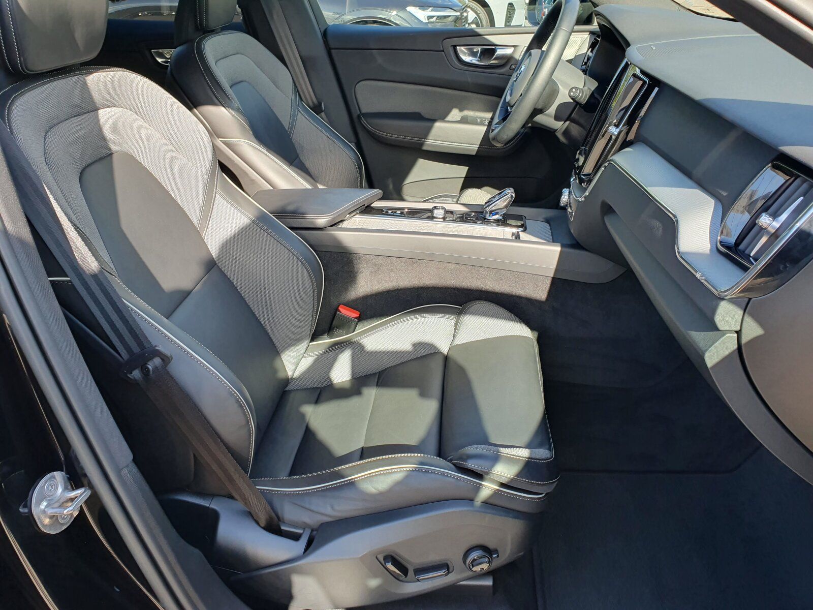 Volvo XC60 B4 AWD Plus Dark Keyless-Start/Autom./Klima